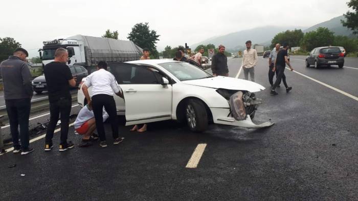 Bursa’da Otomobil Bariyerlere Çarptı: 4 Yaralı