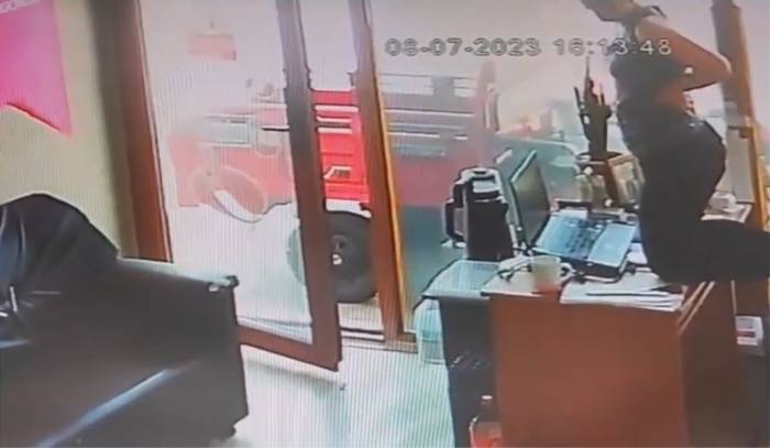 Çanakkale’de Yılan İş Yerine Girdi, Çalışan Korkuyla Masa Üstüne Çıktı