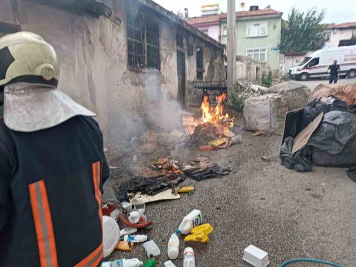 Tek Katlı Ev, Yangında Kullanılmaz Hale Geldi