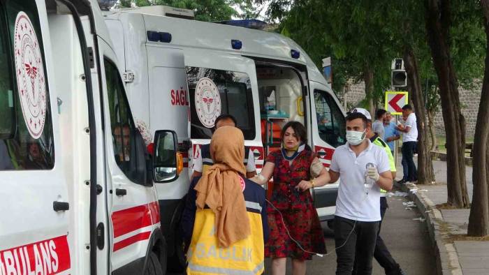Diyarbakır’da İki Minibüs Çarpıştı: 8 Yaralı