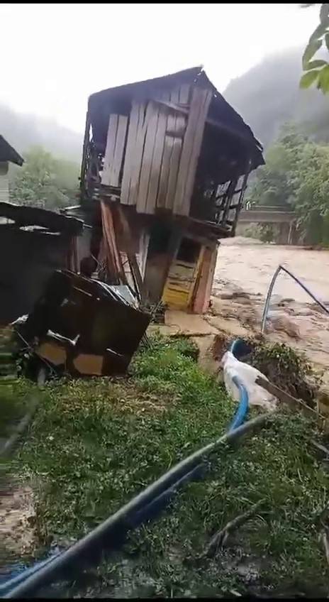 Sel Sularına Kapıldı, Ahır Böyle Yıkıldı