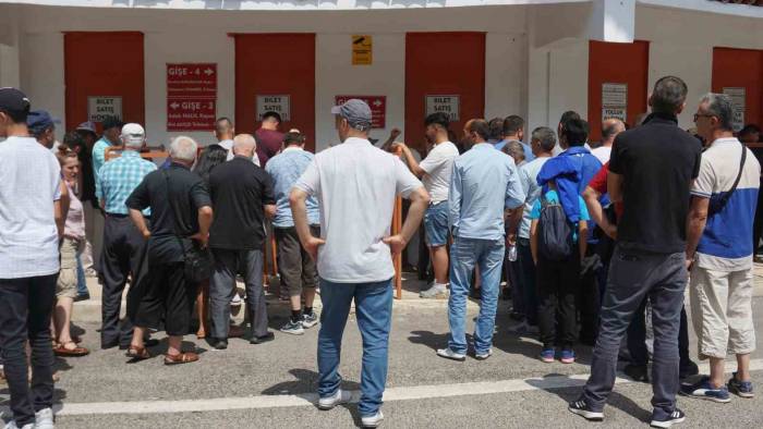 Aylar Öncesinden Bilet Alan Güreş Severler, Sistemi Eleştirdi