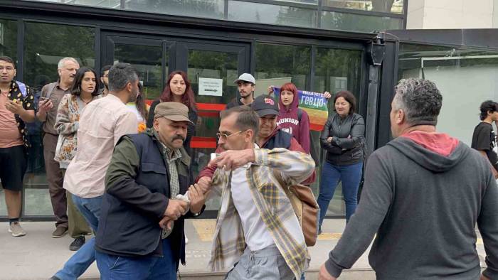 Valiliğin Yasağını Hiçe Sayan Lgbt Topluluğuna Polis Müdahale Etti: 10’u Kadın 18 Gözaltı