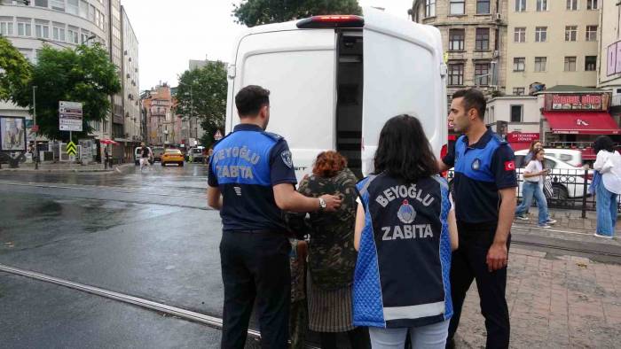 Karaköy’de Çöpten Yemek Yeme Numarasıyla Dilencilik Yapan Kadınlar Yakalandı