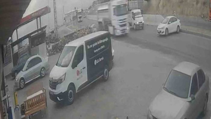 Park Halindeki Otomobilin Kendiliğinden Hareket Ettiği O Anlar Kamerada