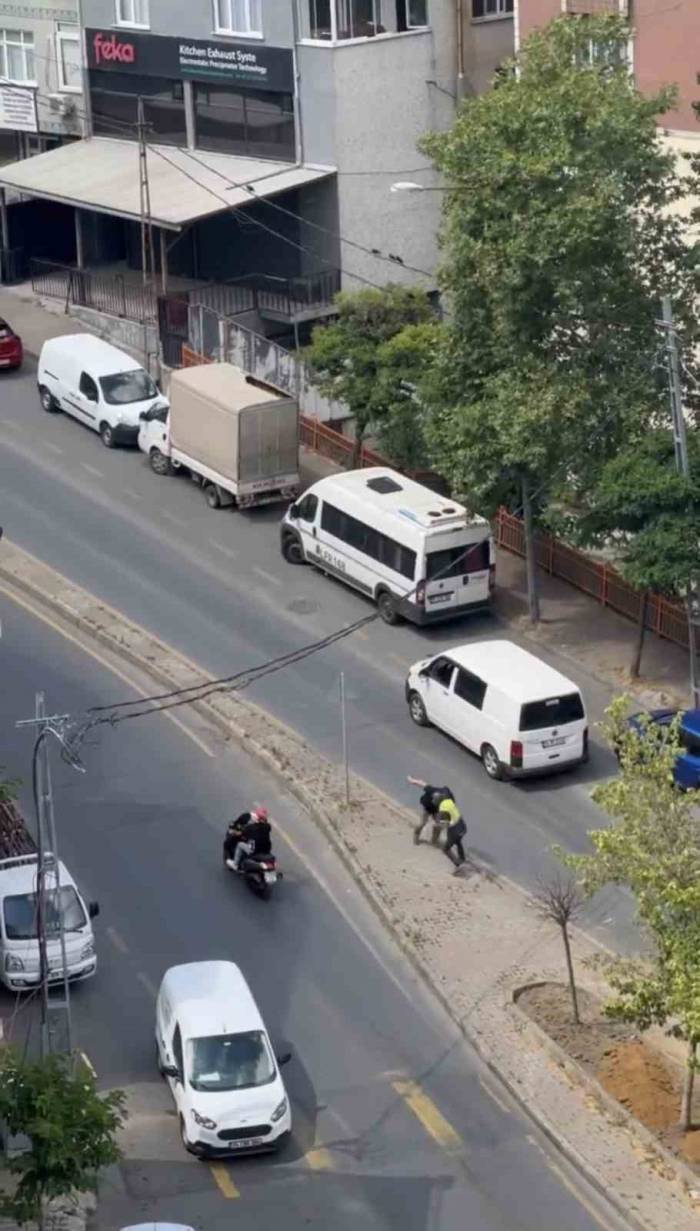 İstanbul’da Trafikte Tekme Ve Yumruklu Kavgalar Kamerada