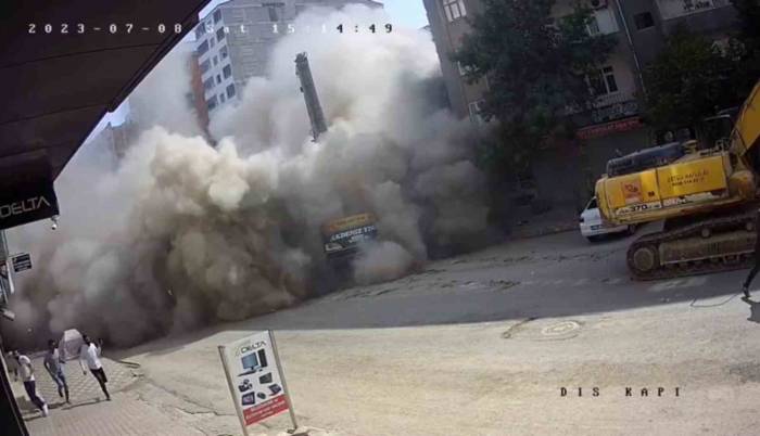 Ağır Hasarlı Bina Tek Dokunuşla Yerle Bir Oldu, O Anlar Güvenlik Kamerasında