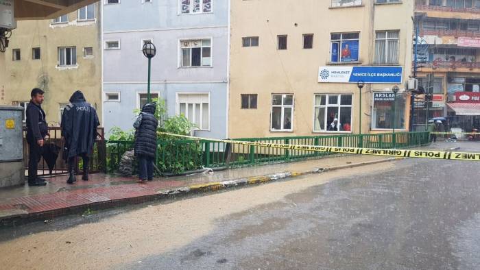 Yenice’de Sağanak Nedeniyle Köprü Trafiğe Kapatıldı