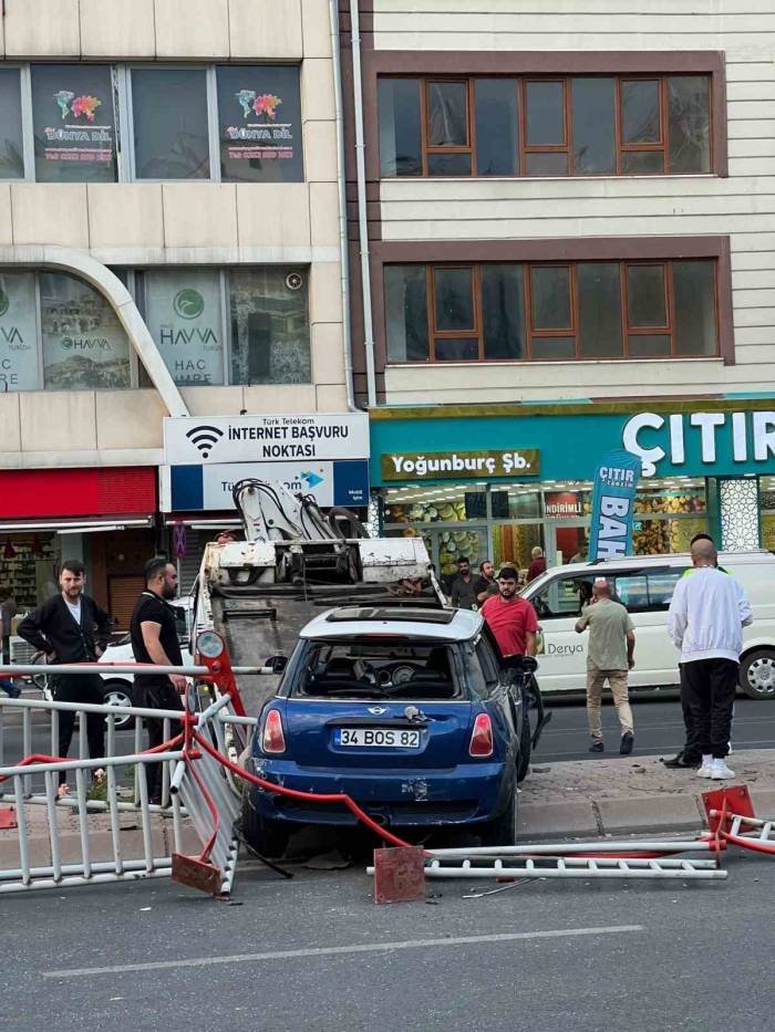 Otomobil Refüje Çıktı: 2 Yaralı