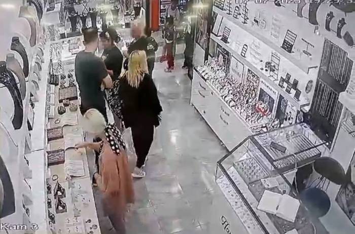 Gümüşçüde Hırsızlık Kamerada: El Çabukluğuyla 3 Bin Liralık Ziynet Eşyası Çaldılar