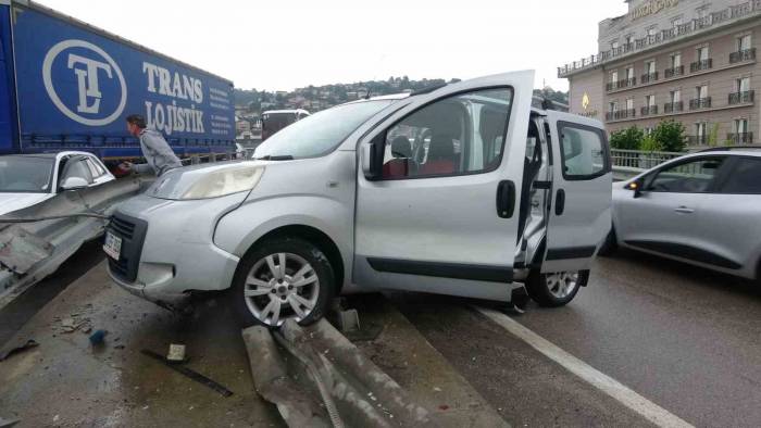 Kayganlaşan Yolda Kontrolden Çıkan Araç Refüje Çarptı: 2 Yaralı