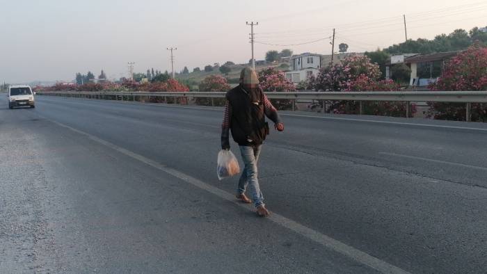 Karayolunun Ortasında Çıplak Ayakla Yürüyünce Jandarmayı Harekete Geçirdi