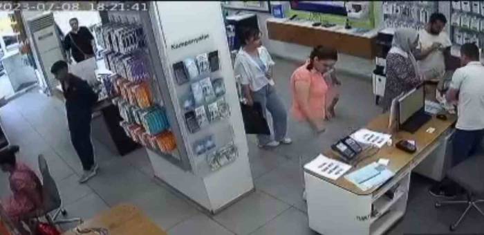 Müşteri Gibi Gelip Cep Telefonu Çaldı, O Anlar Güvenlik Kamerasına Yansıdı