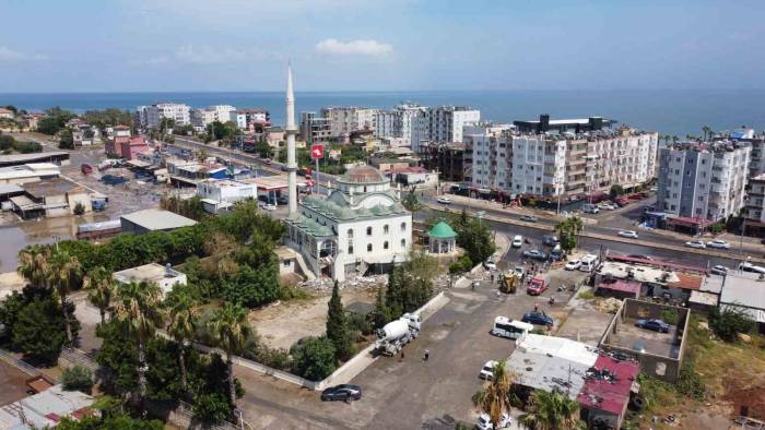 Fırtına Minareyi Araçların Üzerine Devirdi: 2 Yaralı