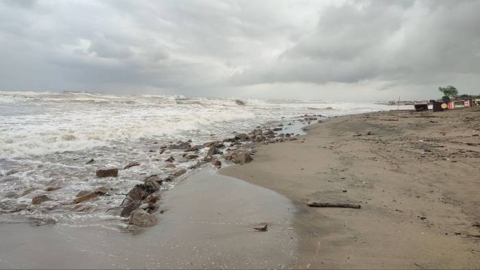 Dalgalar 3 Metreyi Buldu, Sahil Adeta Savaş Alanına Döndü
