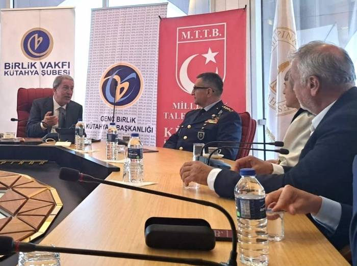 Hulusi Akar, Faaliyetleri Sebebiyle Başkan Özdemir’i Tebrik Etti