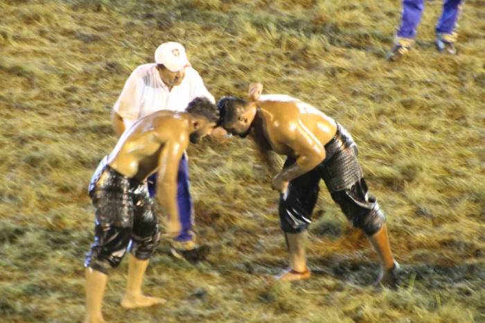 Kırkpınar’da 2 Buçuk Saat Süren Nefes Kesen Güreş