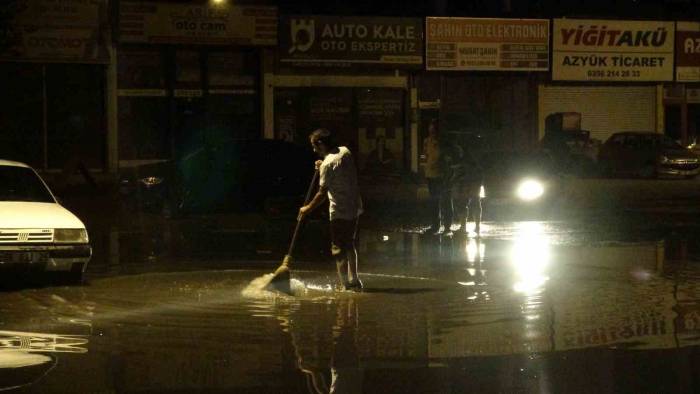Tokat’ta Sağanak Yağış Sonrası Dükkanları Su Bastı