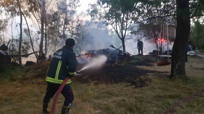 Van’da İtfaiye Ekipleri 18 Saatte 18 Yangına Müdahale Etti