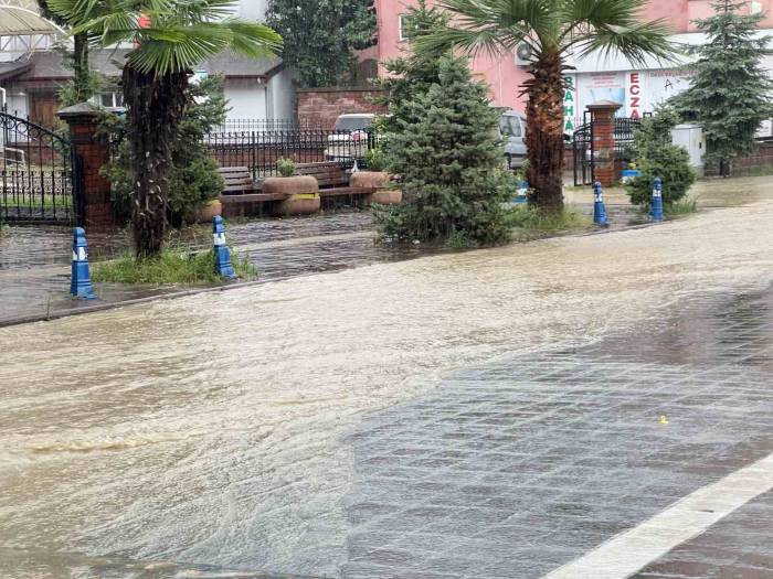 Sağanak Su Baskınlarına Yol Açtı