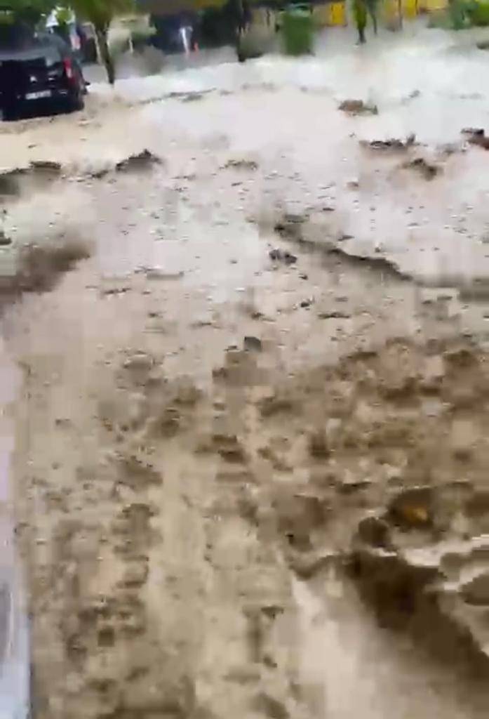 Kuvvetli Yağış Beldede Hayatı Olumsuz Etkiliyor