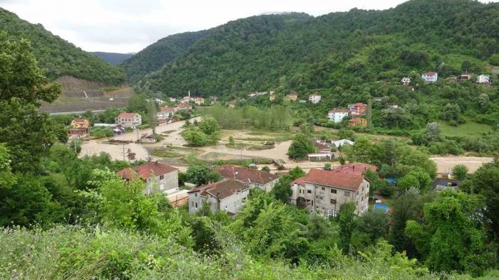 Zonguldak’ta Ilıksu Deresi Taştı, Karayolunda Heyelan Meydana Geldi