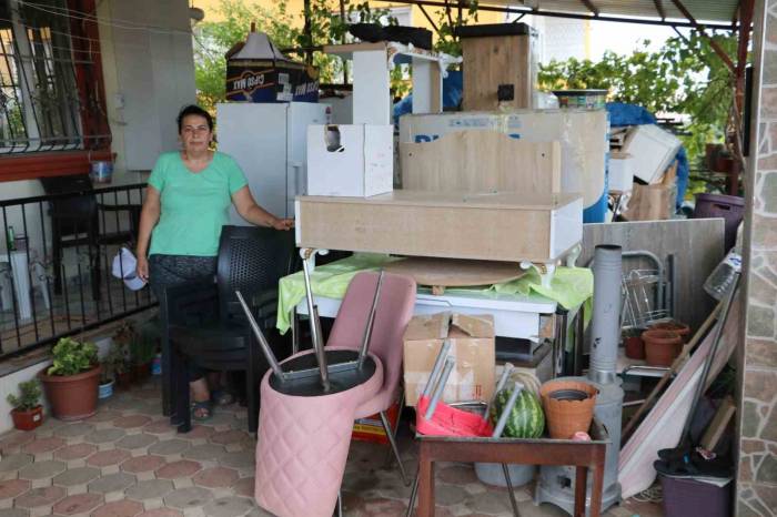 Ev Sahibinin Kiracısının Eşyalarını Boş Tarlaya Attırdığı İddiası