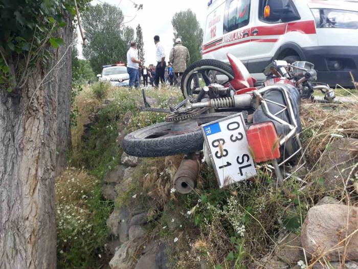 Motosikletin Otomobille Çarpıştığı Kazada 2 Kişi Yaralandı