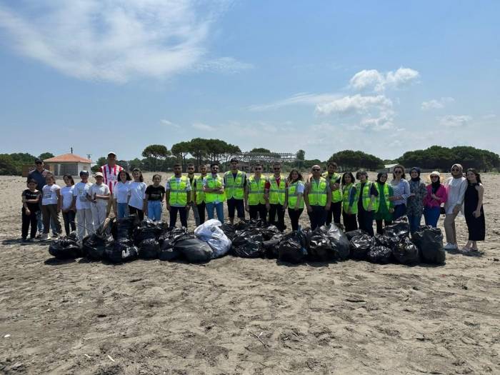 Gençlerden Sahil Temizliği