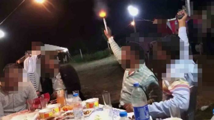Düğünde Onlarca Kişinin İçinde Havaya Böyle Ateş Açtılar