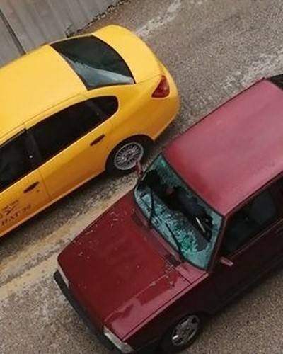 Köpeklerden Kaçan Çocuk Arabanın Altında Ezilmekten Son Anda Kurtuldu