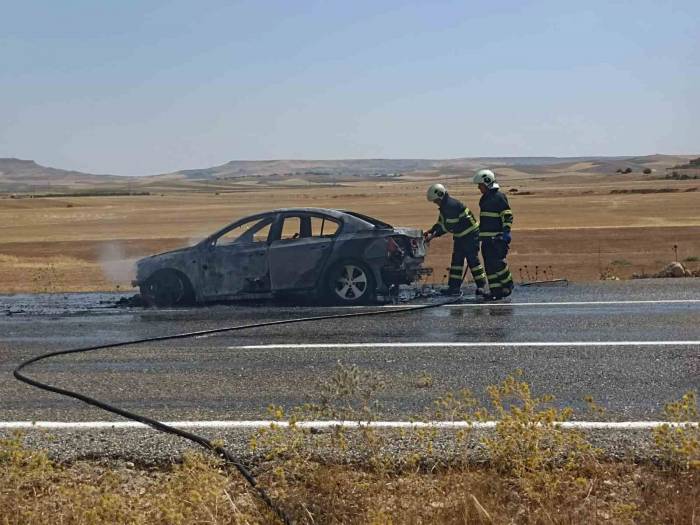 Batman’da Elektrik Aksamından Çıkan Yangın Aracı Küle Çevirdi