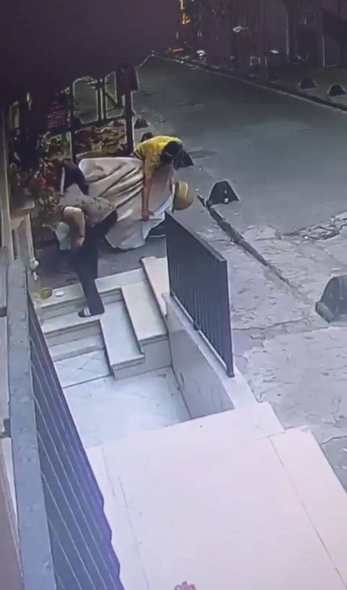 Beyoğlu’nda Film Gibi Olay: Yardımsever Esnaf Hırsıza Televizyon Çalarken Yardım Etti