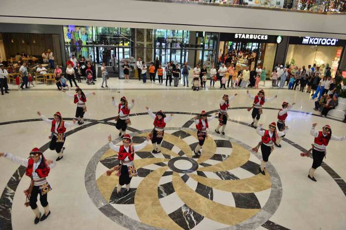 Dünya Kültürleri Bursa Sokaklarında