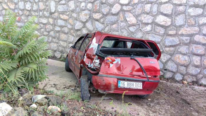 Servis Minibüsü Otomobile Çarptı: 4 Yaralı