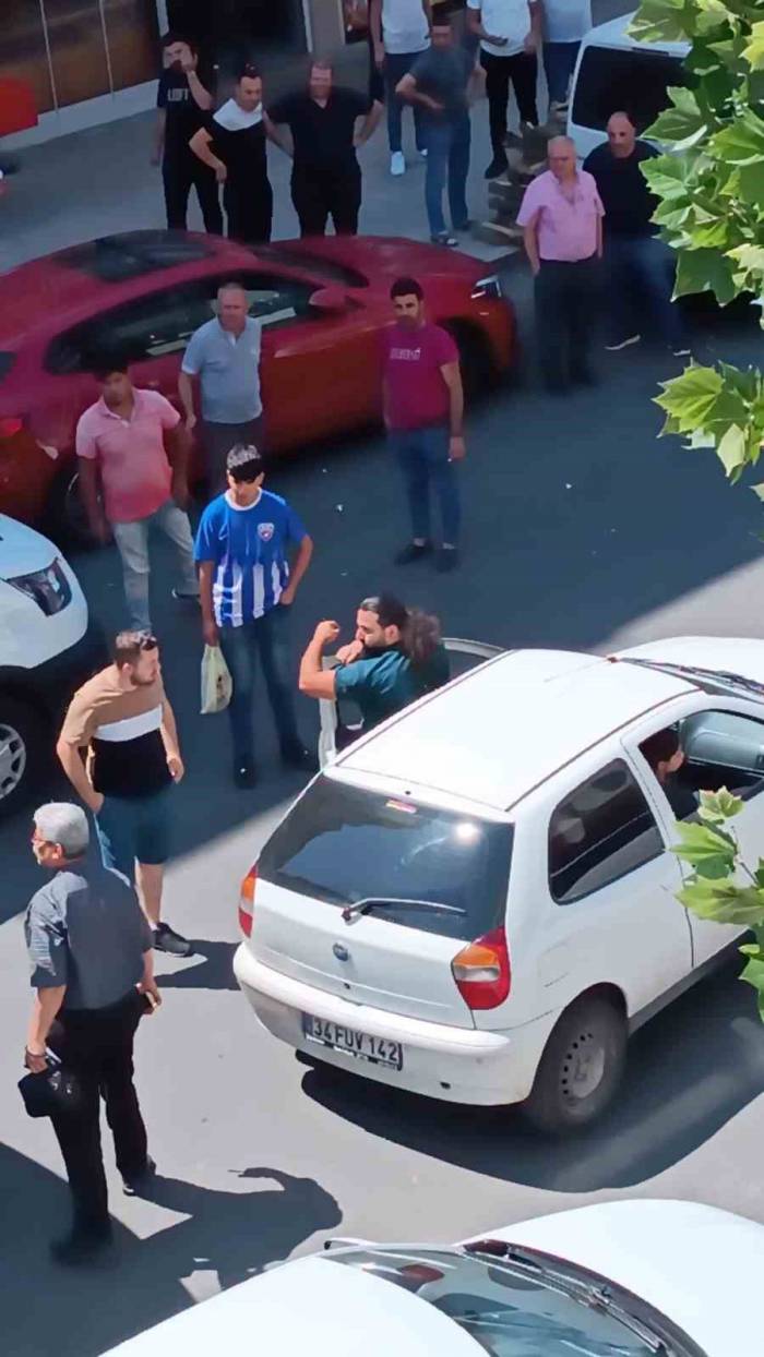 Park Halindeki Araçlara Sinirlenen Vatandaştan Yol Ortasında Protesto