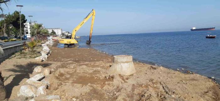 Çiftlikköy Belediyesi’nden Sahil Temizliği