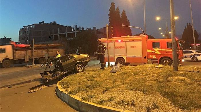 Korkunç Kazada Otomobil İkiye Ayrıldı: 2 Yaralı