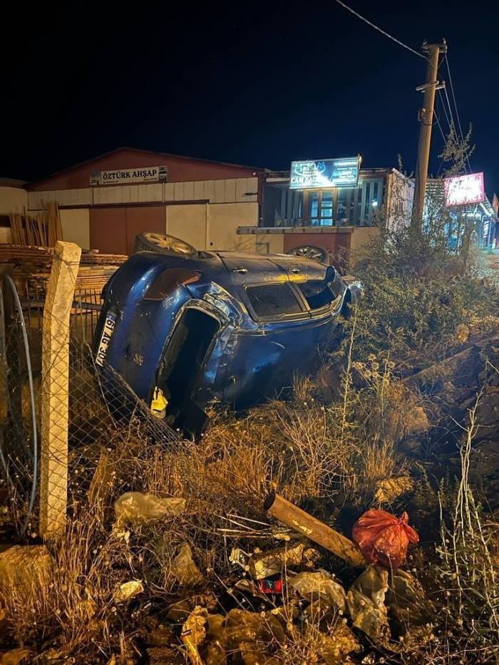Elazığ’da Otomobil Bahçeye Yuvarlandı: 1 Yaralı