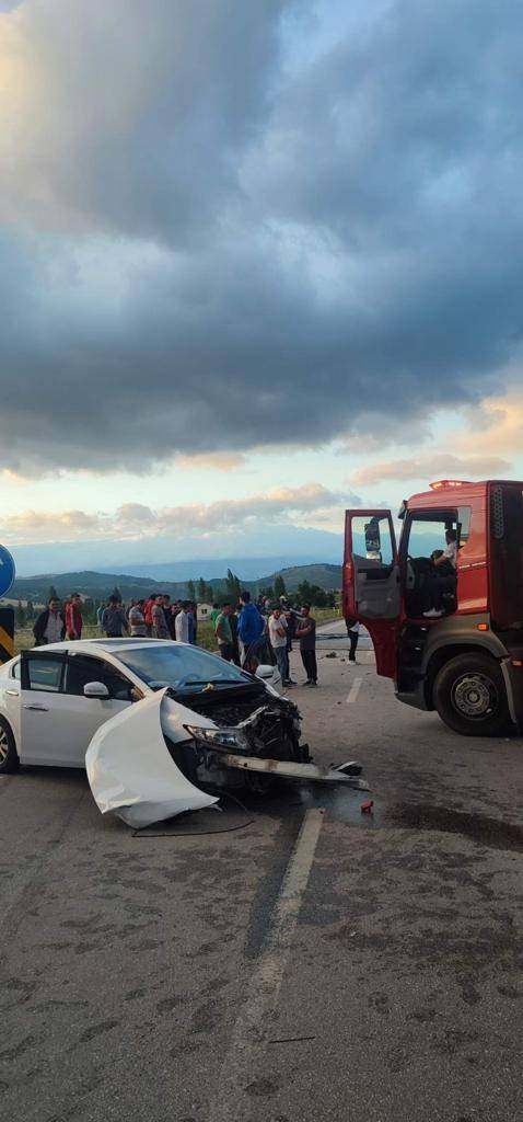 Gediz’de 2 Araç Çarpıştı, 6 Yaralı