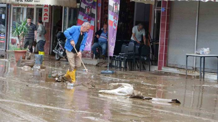 Giresun Valisi Ünlü: "piraziz’de Selde 39 Vatandaş Mahsur Kaldıkları Yerlerden Kurtarıldı"