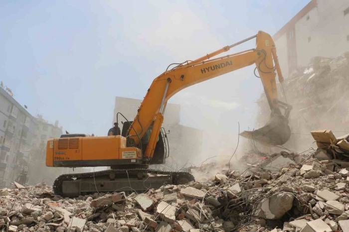 Diyarbakır’da Ağır Hasarlı Binaların Yıkımı Sürüyor