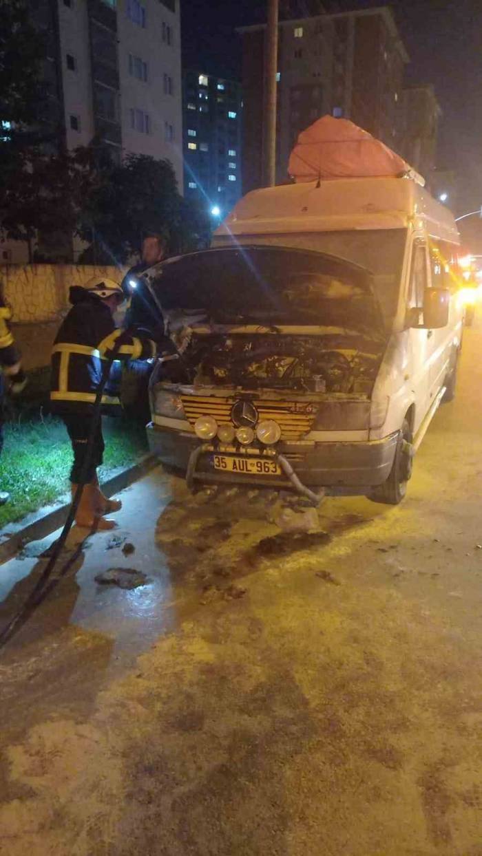 Seyir Halindeki Minibüs Yandı