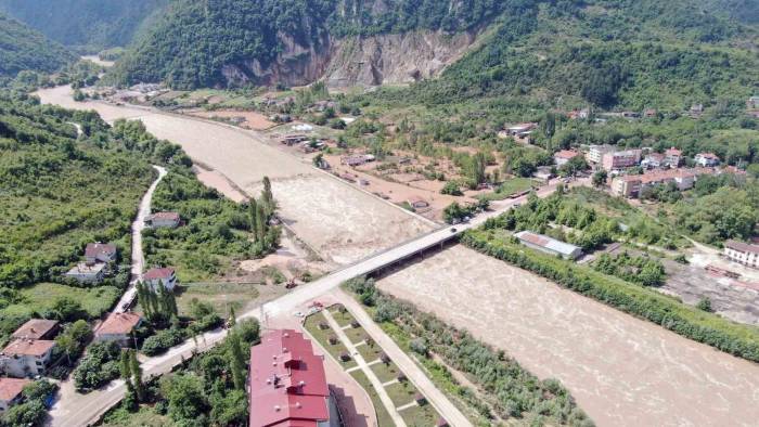 Selin Kapattığı Cide-bartın Karayolu Ulaşıma Açıldı, Ev Ve İş Yerlerinde Tahliyeler Sürüyor