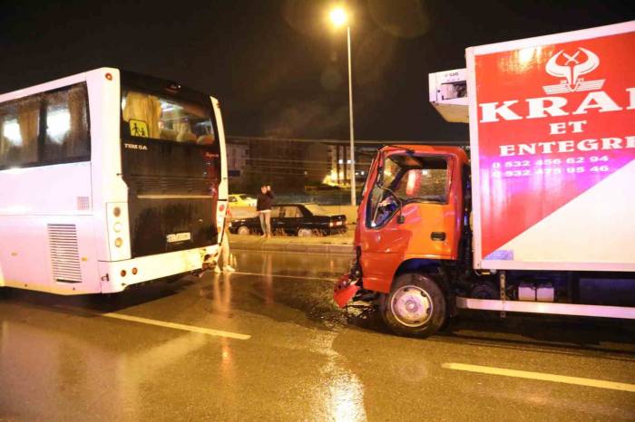 Kamyonet Otobüse Çarptı: 1 Yaralı