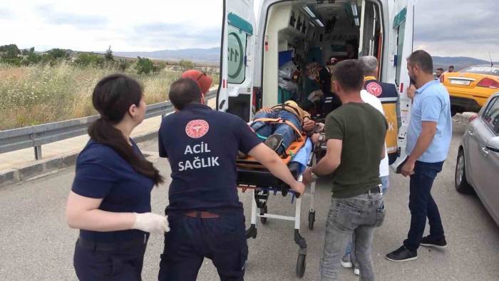 Ticari Taksi İle Otomobil Çarpıştı: 3 Yaralı