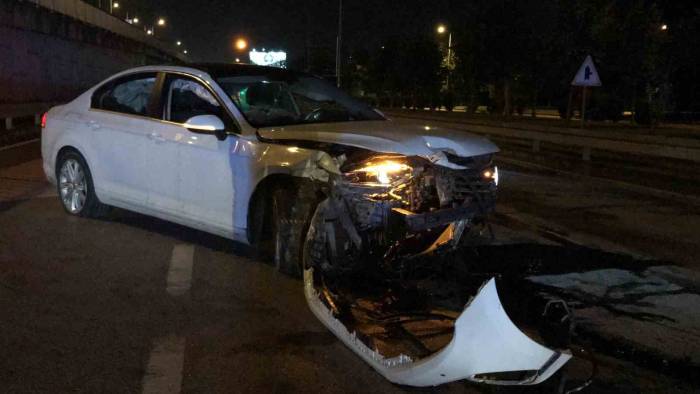 Bariyerlere Çarpan Otomobil Yolun Ortasında Durabildi: 1 Yaralı