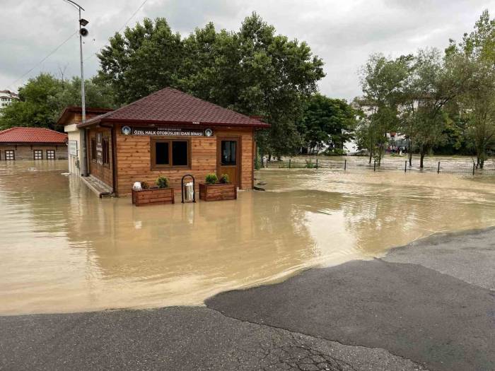 Bartın’da Dere Yatakları Taştı, Karayolları Ulaşıma Kapandı