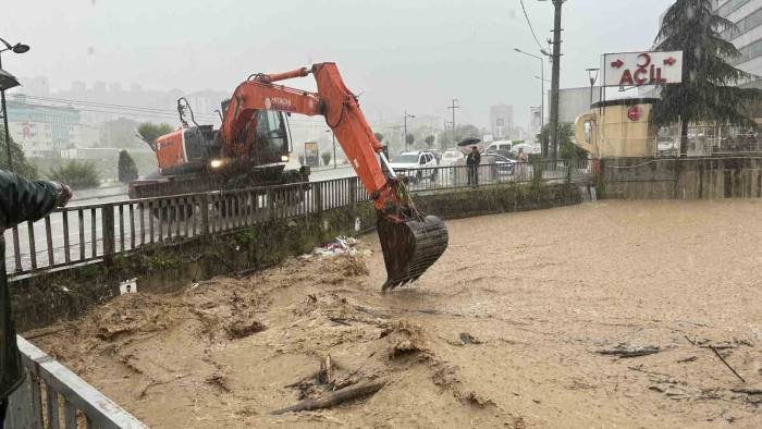 Fatsa Sele Teslim: Evleri Ve İş Yerlerini Su Bastı
