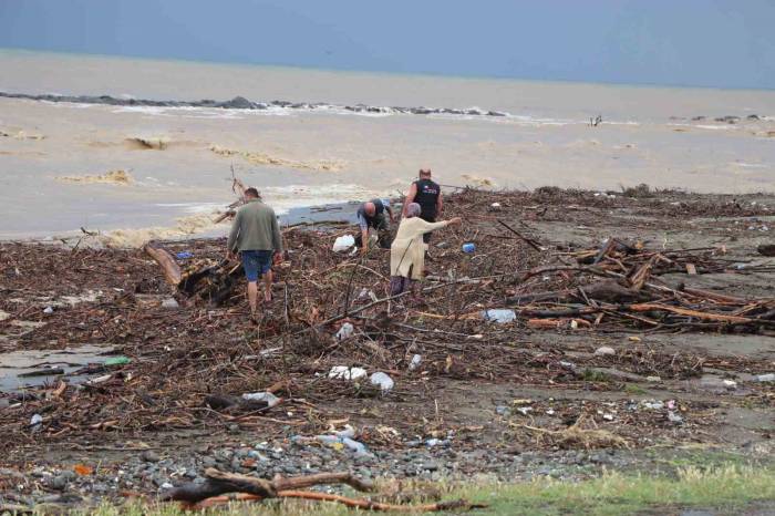 Selin Getirdiği Odun Parçaları Vatandaşlara Kışlık Yakacak Oldu